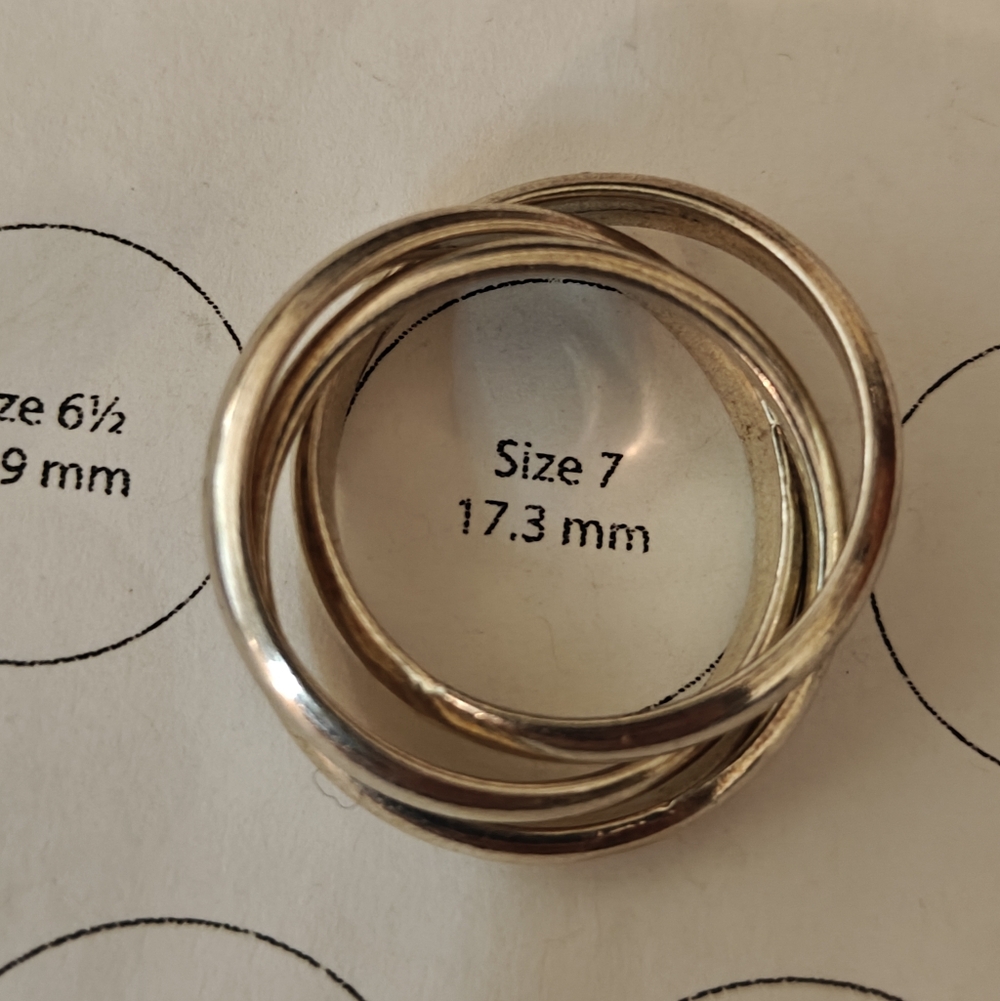 Elegant Silver Three Interlocking Band Rings - Picture 4 of 12